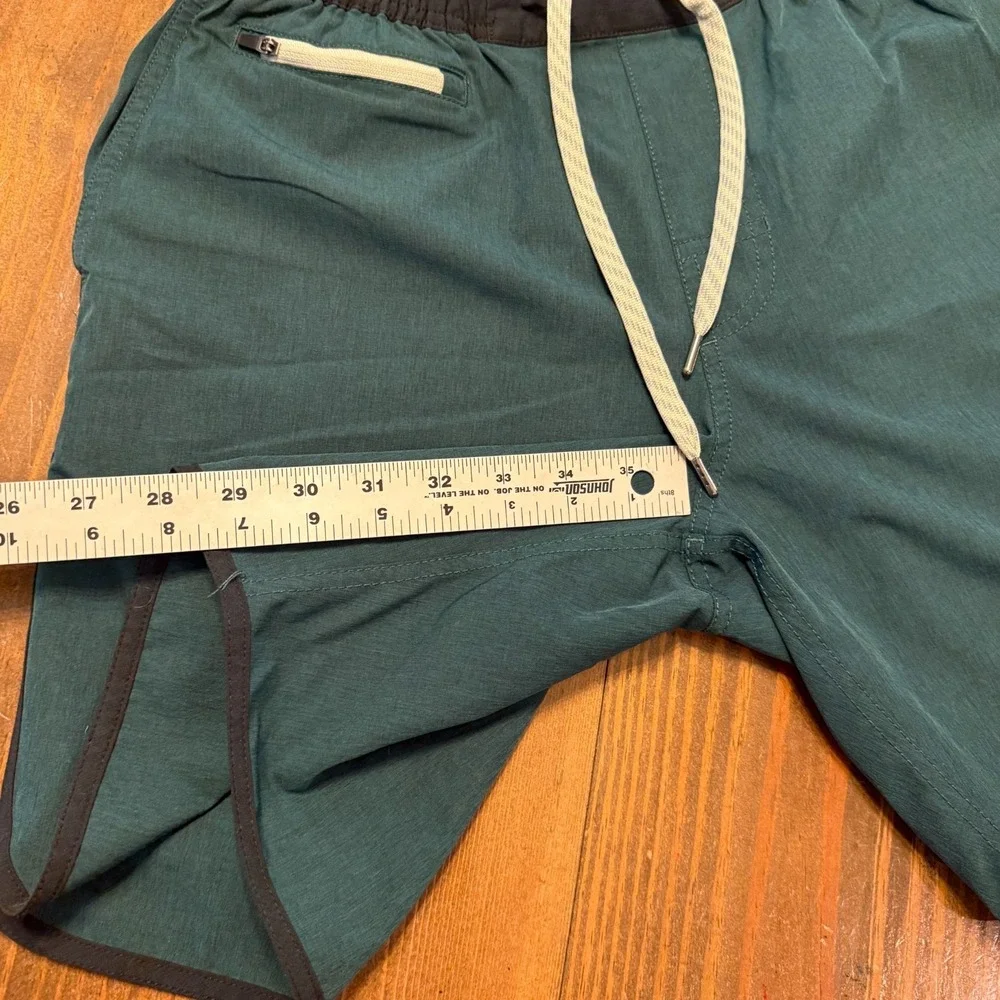 Vuori Banks Short Mens Small Green Athletic Performance Running Workout Gym V330